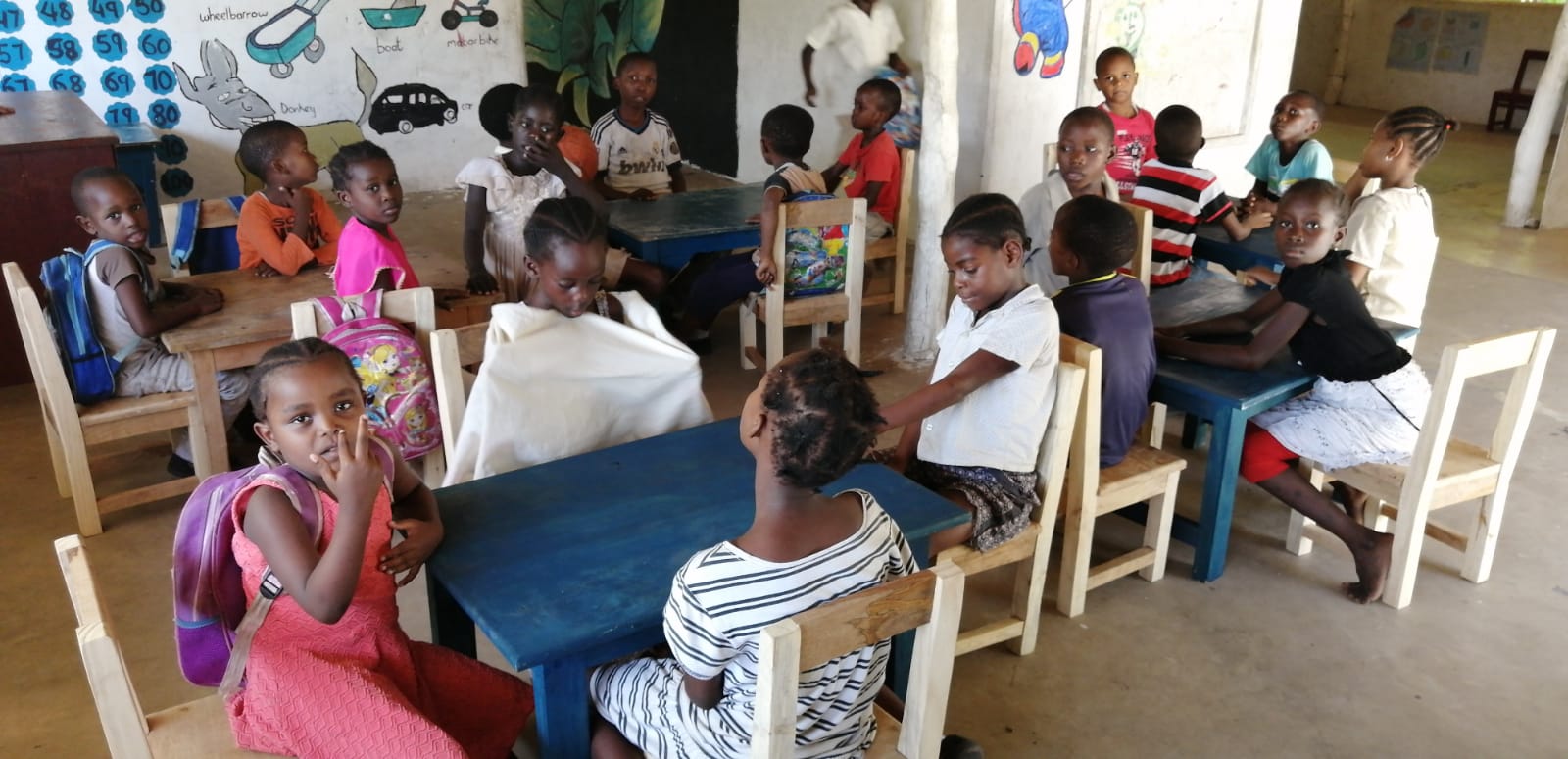 Nuovi tavolini e sedie per la scuola materna
