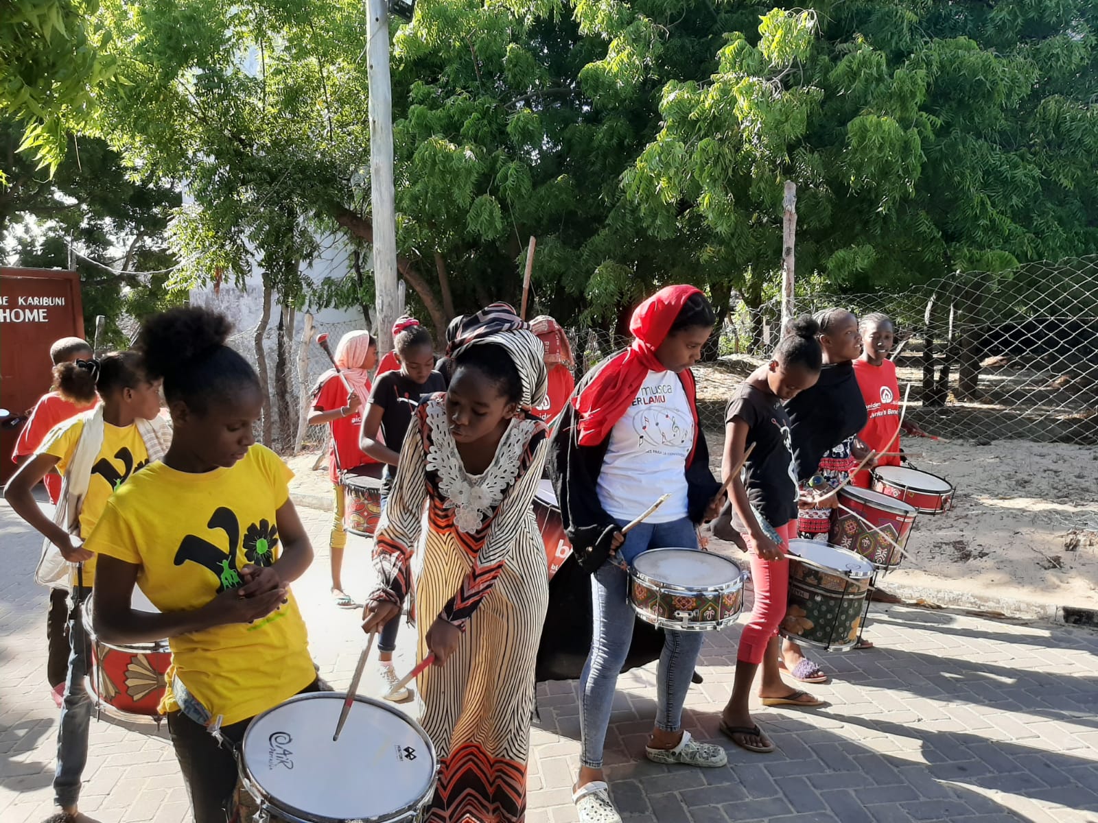 La band di percussioni di Anidan si esibisce ad una manifestazione a Shela
