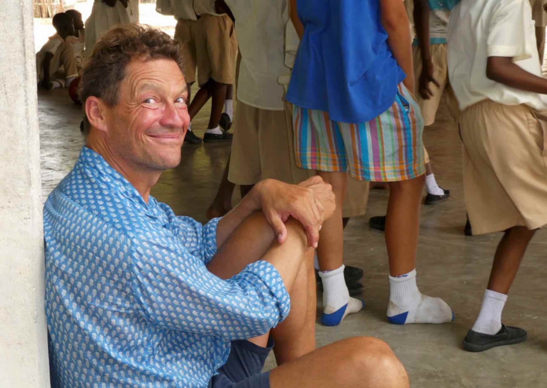 L’attore Dominic West in visita ad Anidan