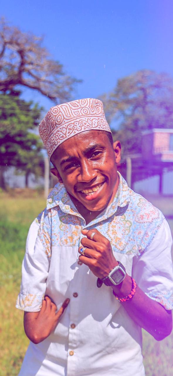 Ikhwan, cresciuto in Anidan ora si laurea in informatica