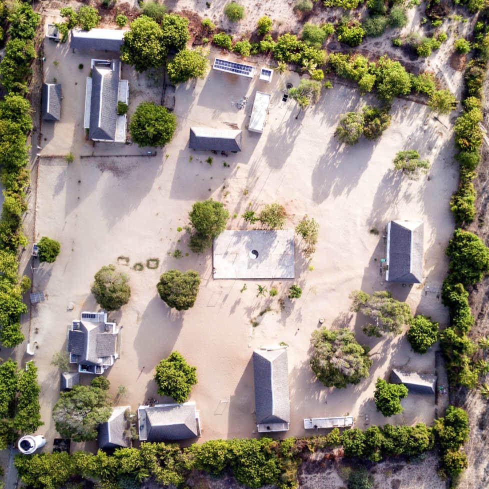 La casa di Anidan a Lamu vista dall'alto, con i dormitori, il campo sportivo e gli alberi
