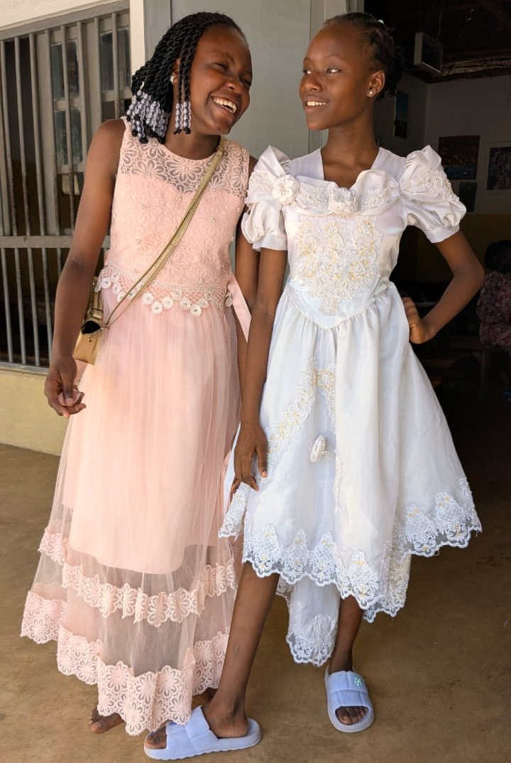 Due ragazze vestite a festa