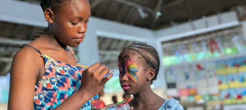 Due bambine al laboratorio d'arte si dipingono il viso
