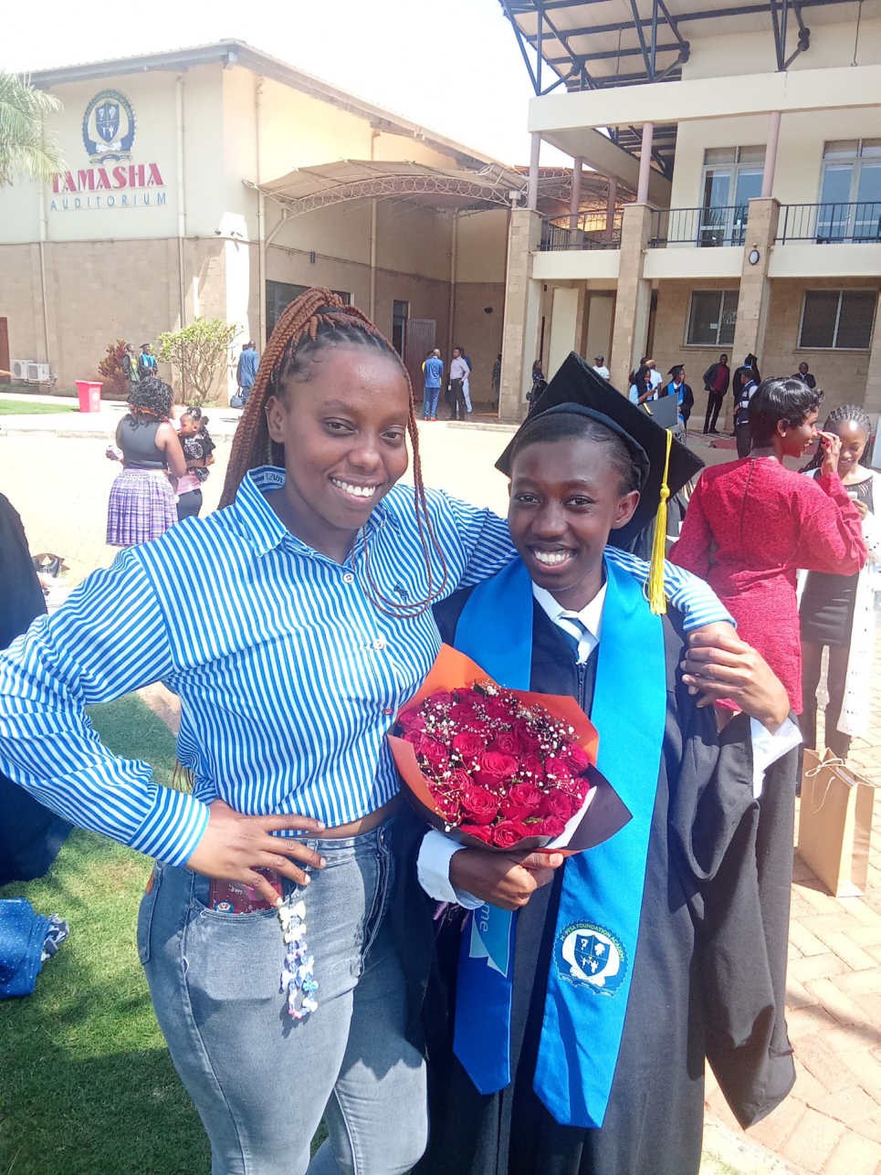 Una ragazza di Anidan in toga il giorno della laurea