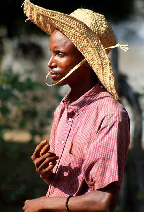 Un ragazzo con un cappello di paglia
